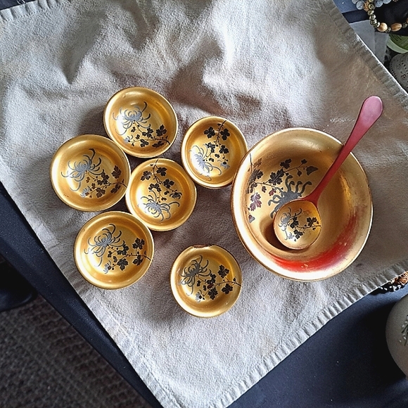 Japanese Lacquered Wood serving bowl with 6 dipping bowls. - Picture 1 of 4